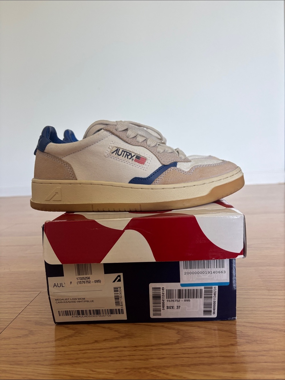 Autry Women’s Beige and Navy Sneakers